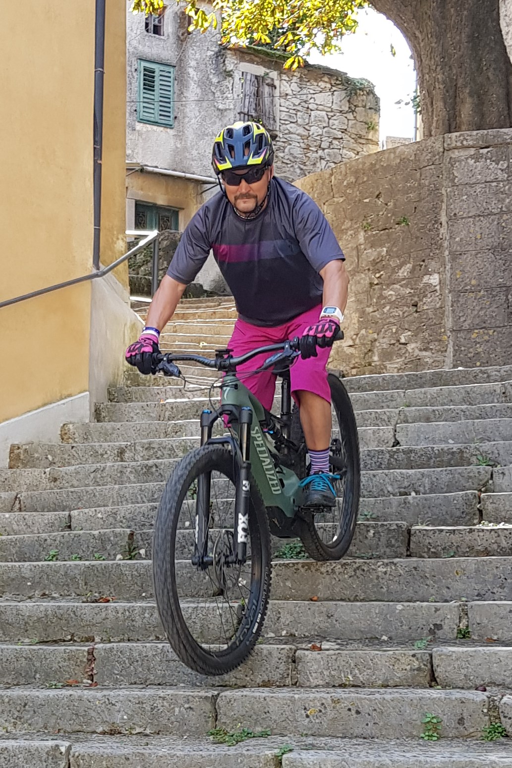 Nöggi mit seinem Mountainbike auf einer Steintreppe